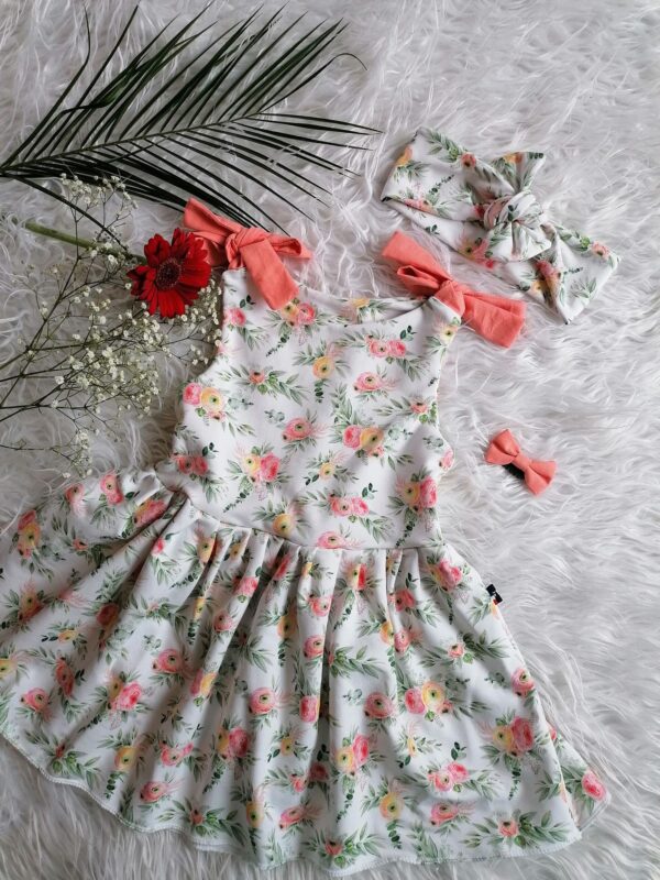 Ensemble Summer Flower